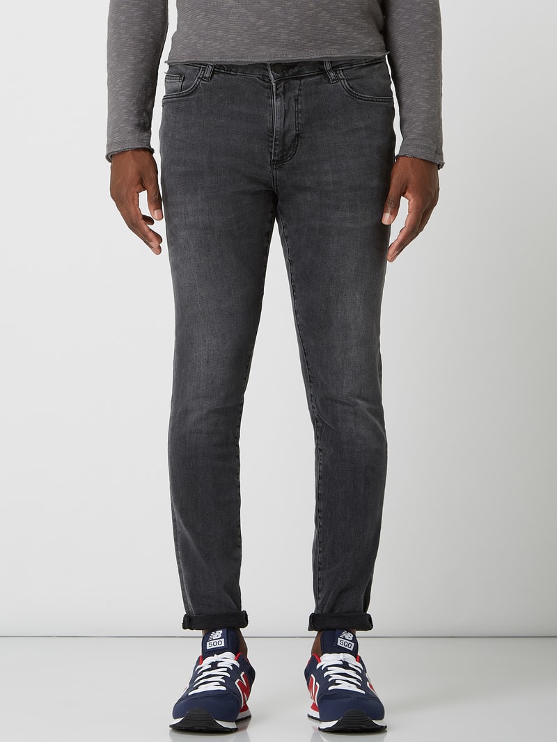 Skinny Fit Jeans mit Label-Patch in schwarz