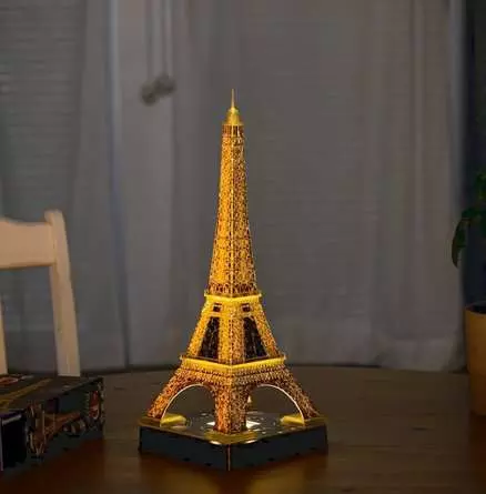 Ravensburger Eiffelturm bei Nacht