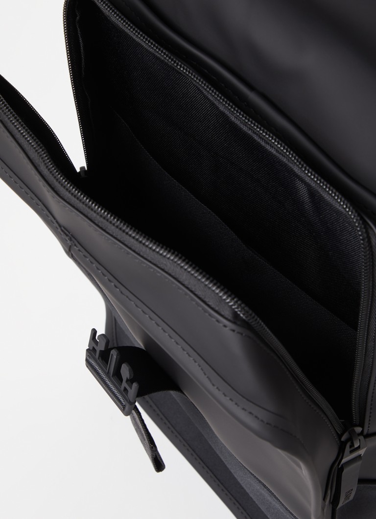 Mochila Rains Trail Mini com compartimento para laptop de 15 polegadas e revestimento repelente à água.