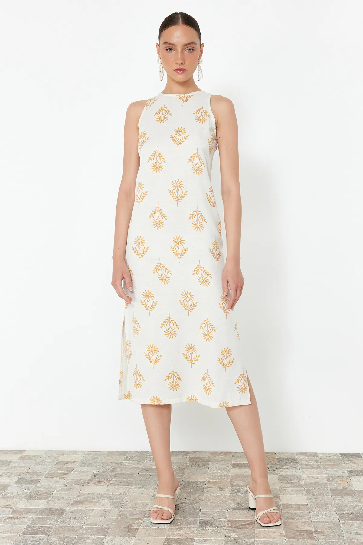Trendyol Collection  Ecrufarbenes, gerade geschnittenes Midi-Gewebekleid mit ethnischem Muster TWOSS24EL00935