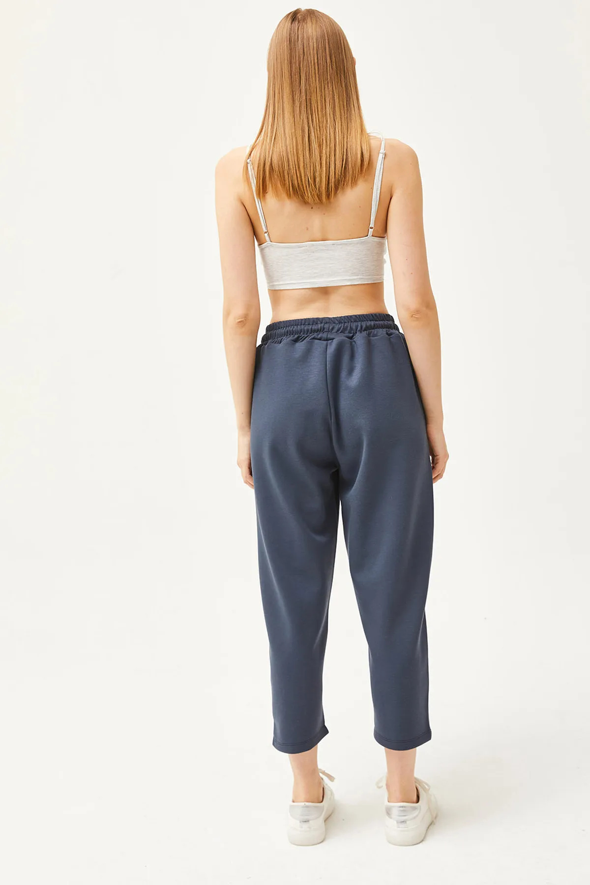 Olalook  Anthrazitfarbene, weich strukturierte Modal-Jogginghose für Damen mit Taschennähten EŞF-00000069