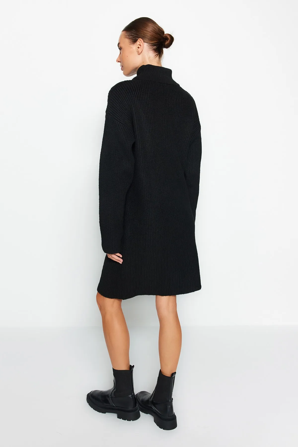 Trendyol Collection  Schwarzes Mini-Strickkleid mit hohem Kragen TWOAW24EL00058