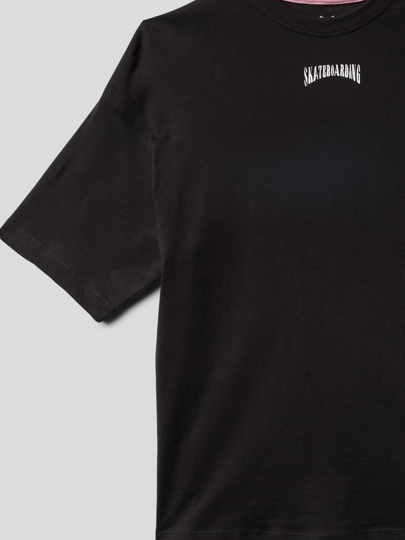 T-Shirt mit Rundhalsausschnitt Modell 'SKATER' in schwarz