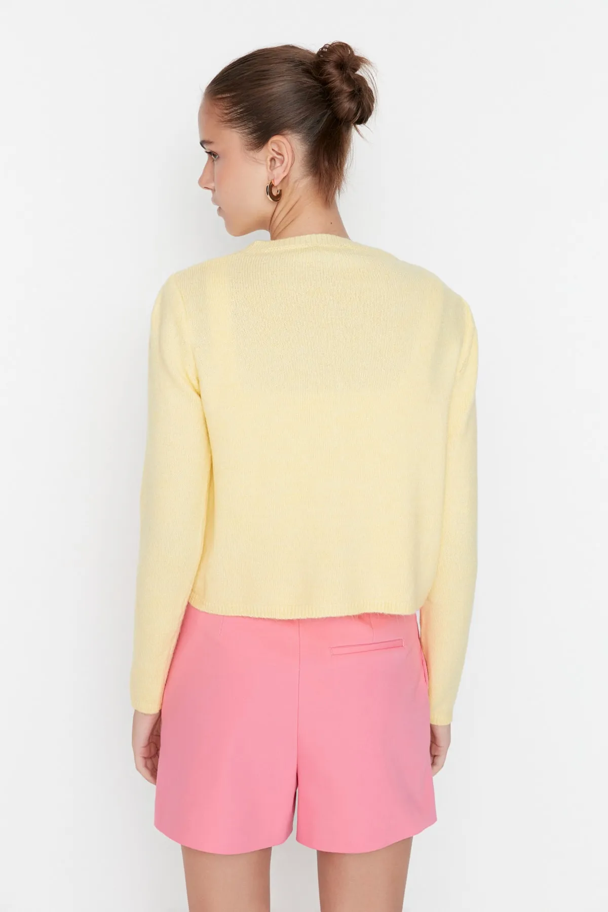 Trendyol Collection  Gelbes, kurzes Strickset mit Bluse und Strickjacke mit Knopfleiste TWOAW21HI0107
