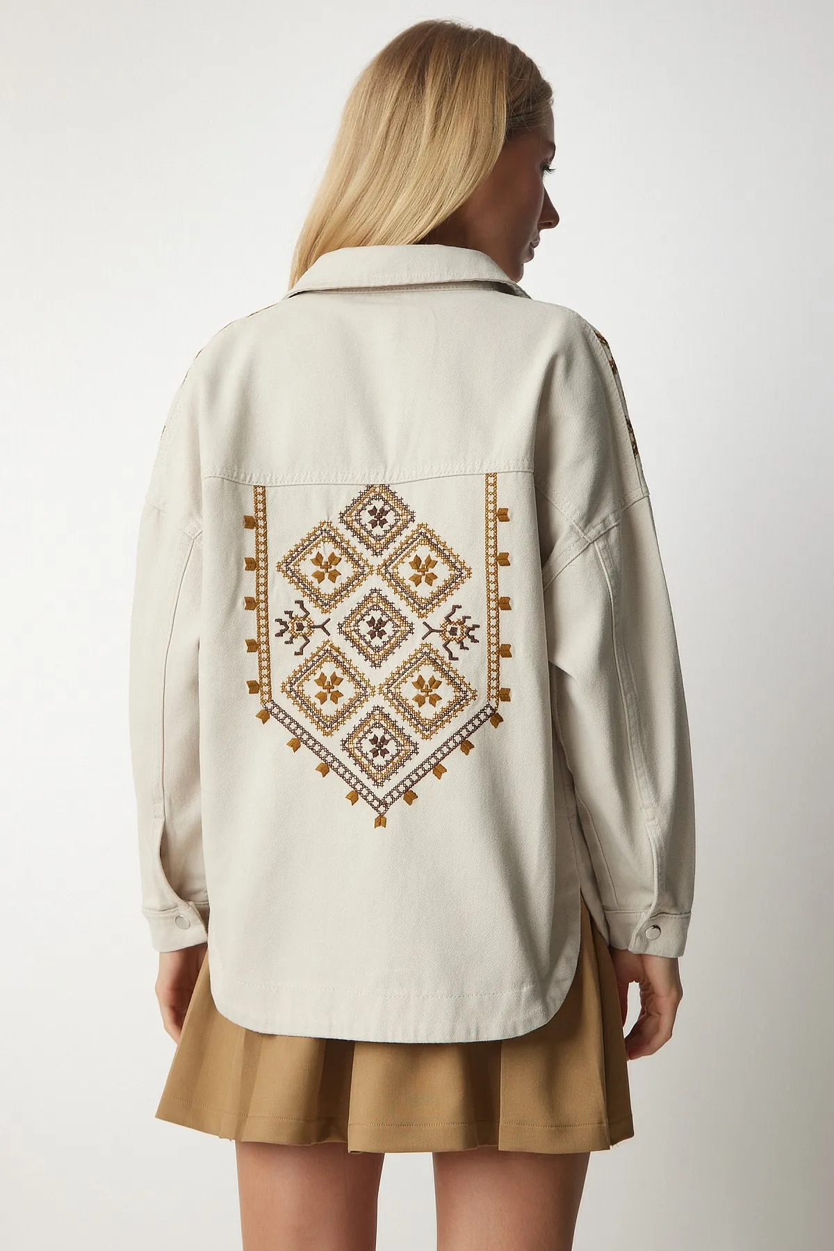 Happiness İstanbul  Cremefarbene Gabardine-Hemdjacke mit ethnischer Stickerei für Damen RV00142