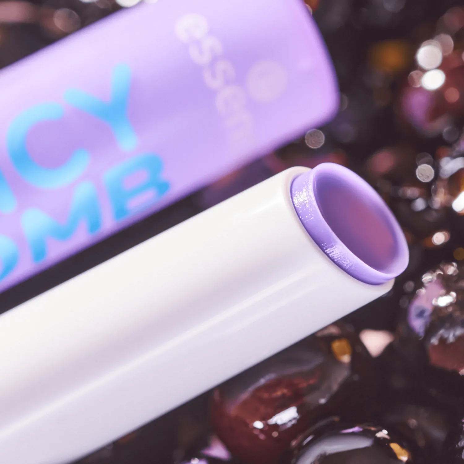 Essence Juicy Bomb Glossy Butter Balm, με άρωμα φρούτων και λαχανικών
