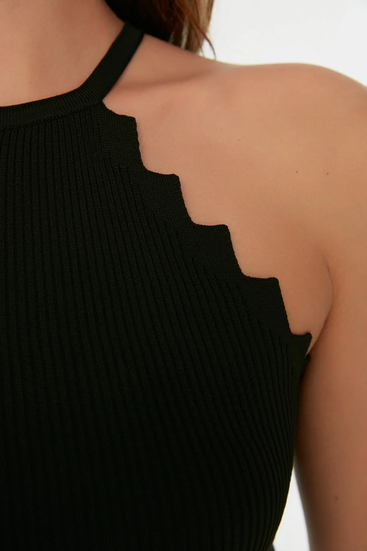 Trendyol Collection  Schwarze Neckholder-Strickbluse TWOSS22BZ0762