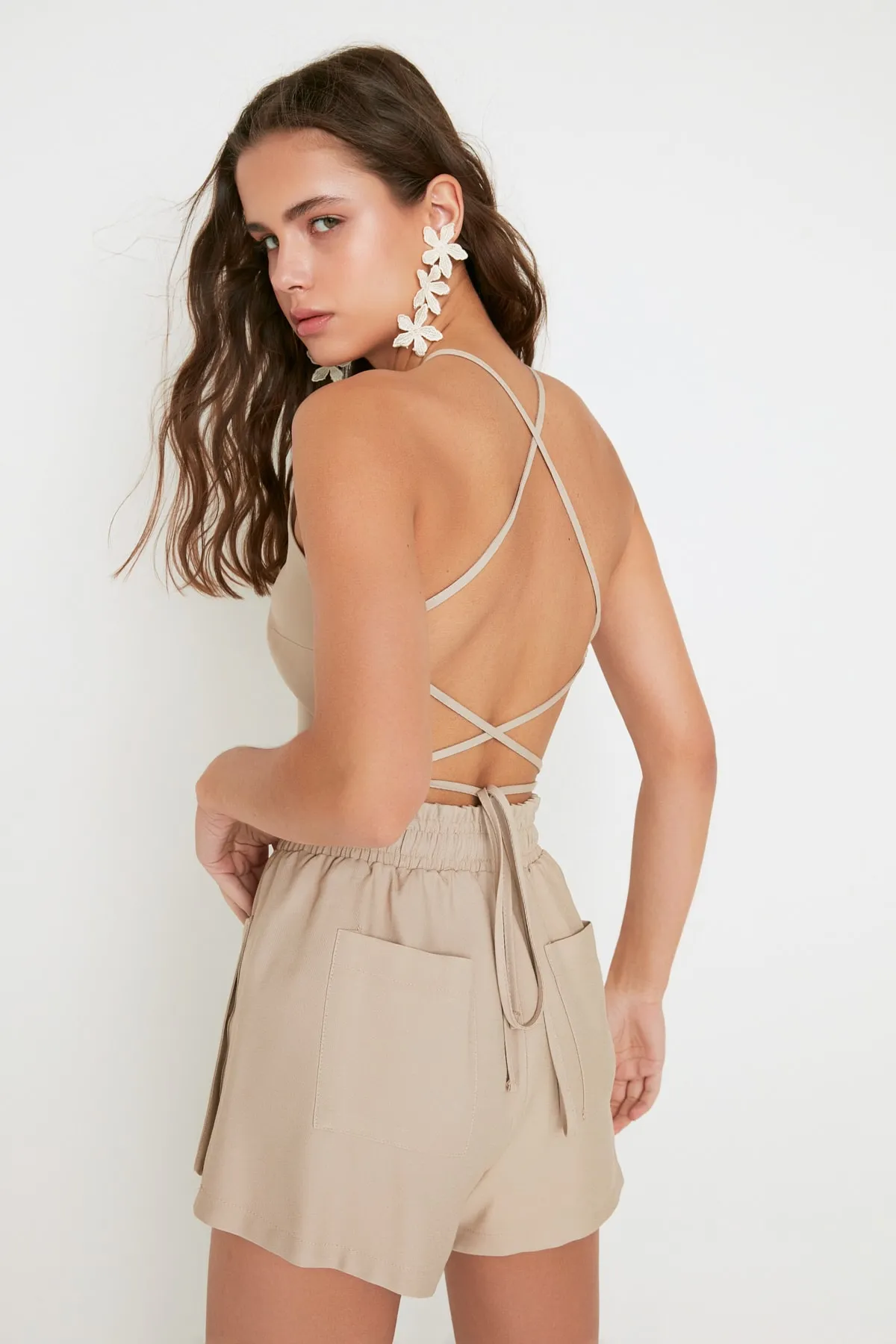 Trendyol Collection  Steingewebte Bluse mit Bindedetail am Rücken TWOSS22BZ00010