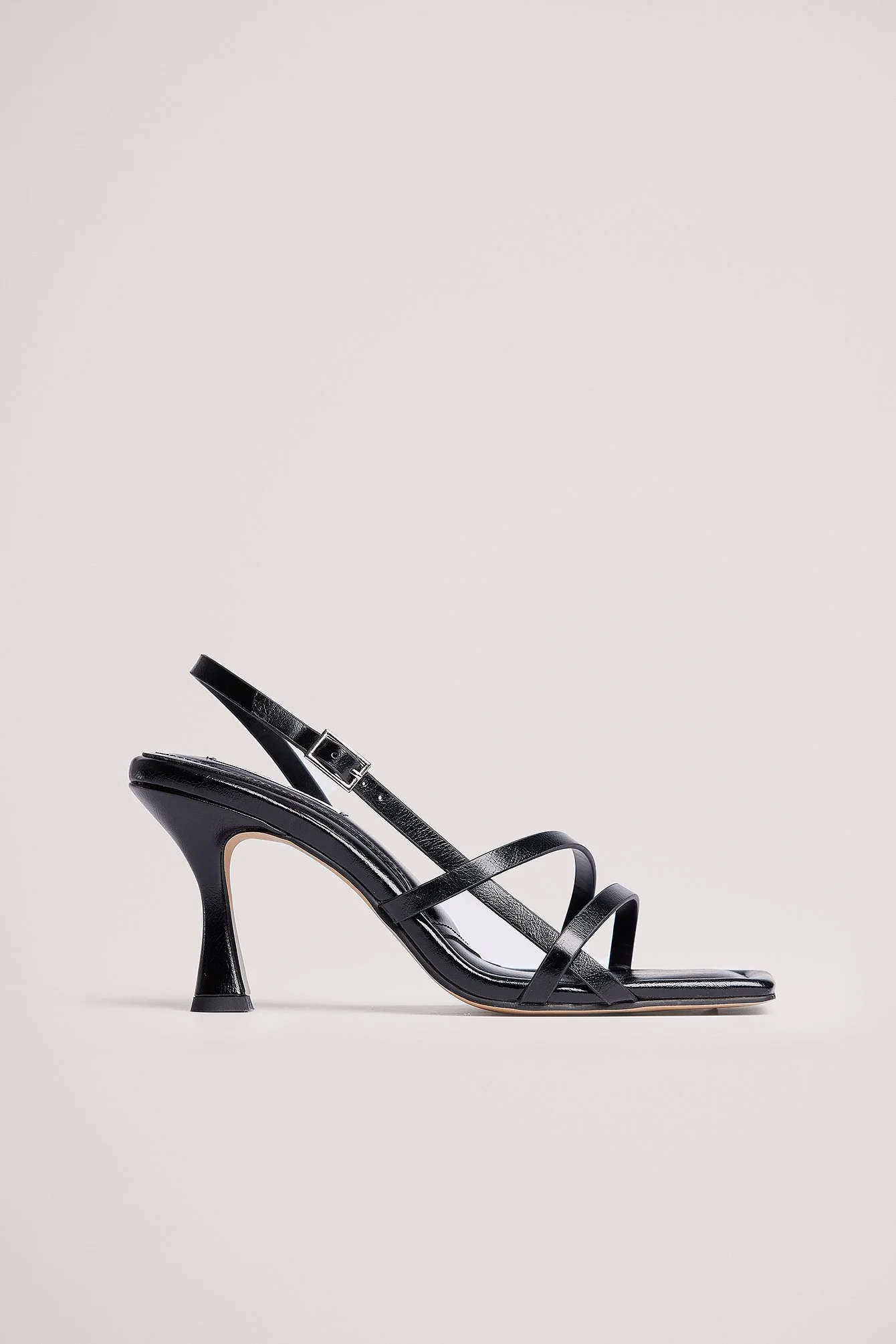 Sandalen mit Absatz und überkreuzten Riemen