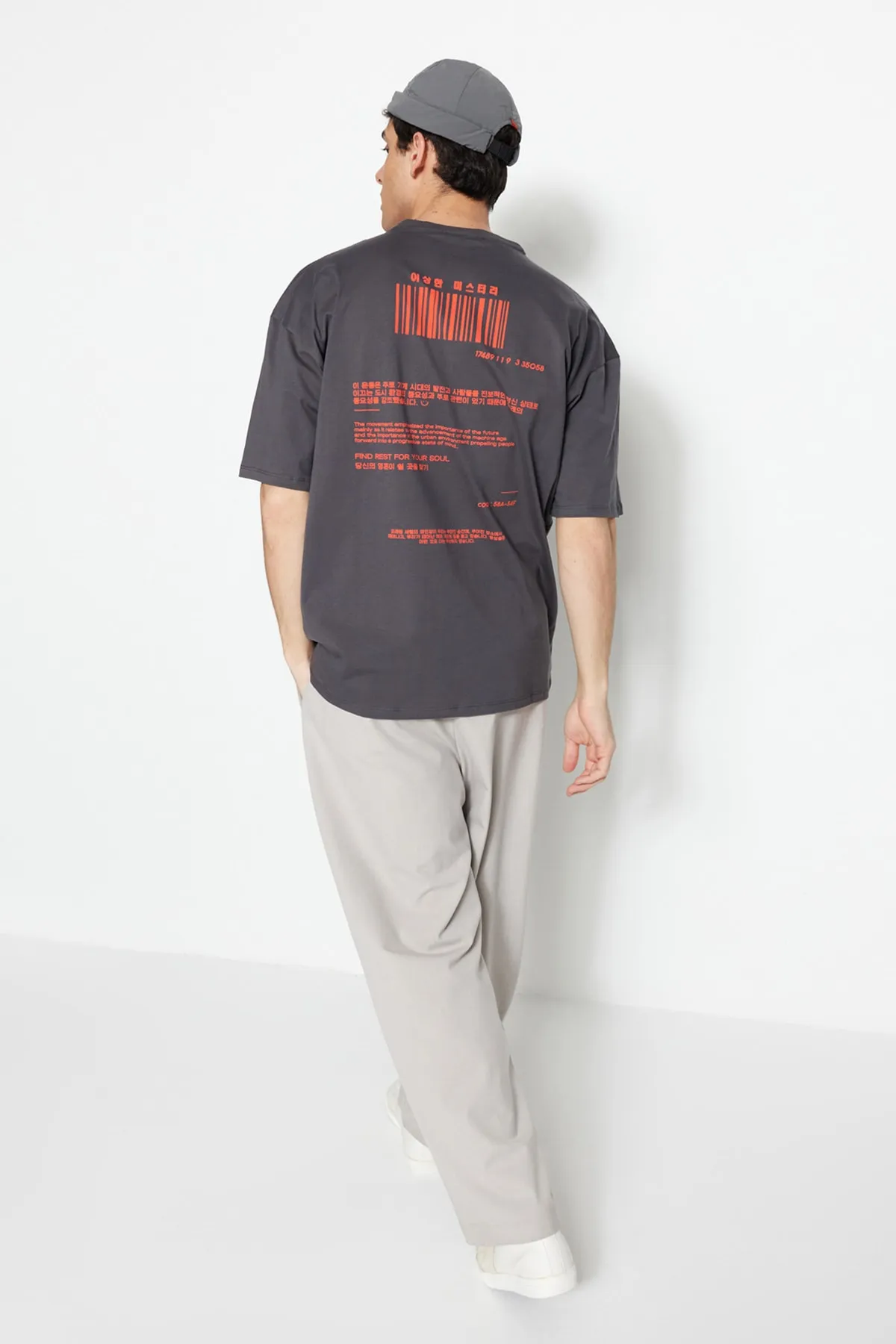 Trendyol Collection  Anthrazitfarbenes, übergroßes/weit geschnittenes Kurzarm-T-Shirt mit Rundhalsausschnitt TMNSS23TS00159