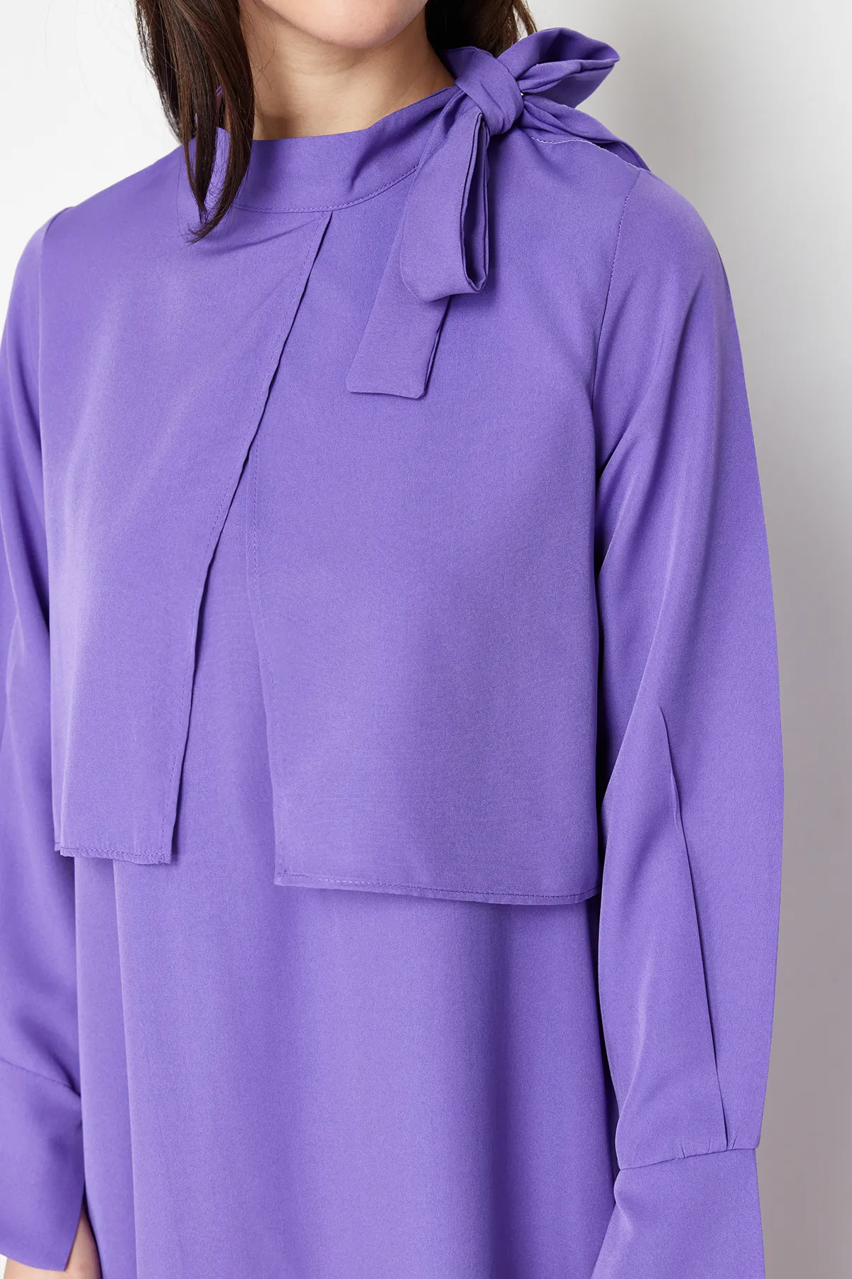 Trendyol Modest  Lilafarbenes, gewebtes Kleid mit Kragen und Krawatte TCTSS23EB00283