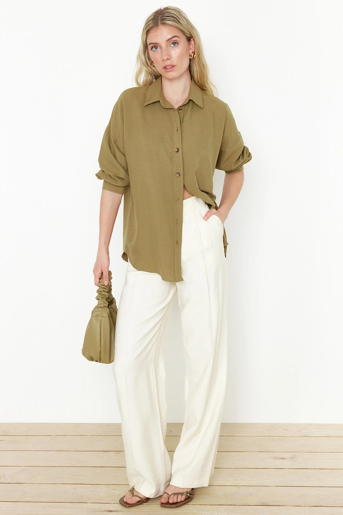Trendyol Collection  Übergroßes, gewebtes Hemd in Hellkhaki - Wide Fit TWOSS24GO00147