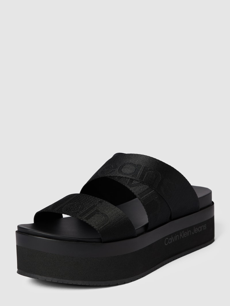 Sandalen mit Plateausohle und Label-Detail in schwarz