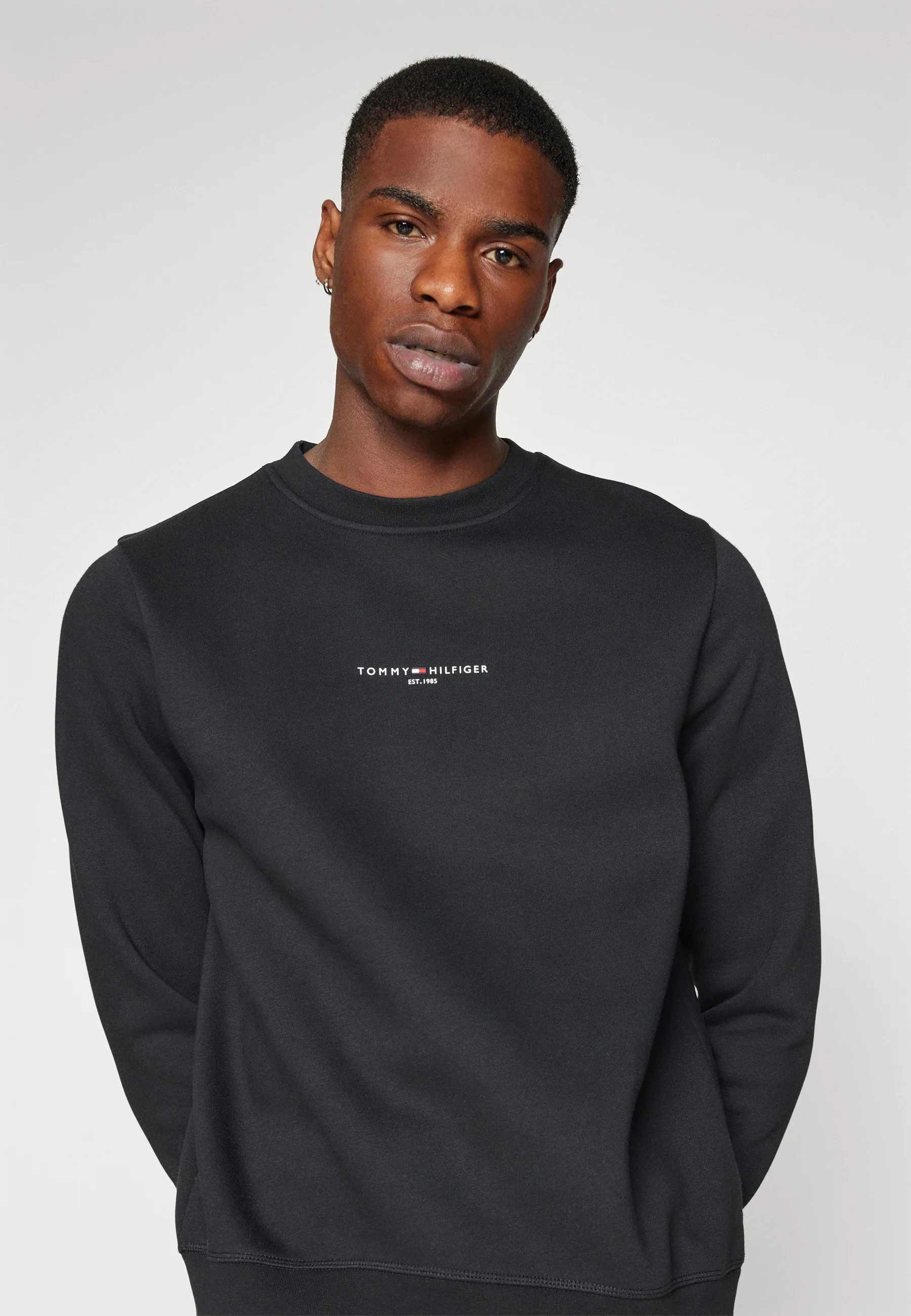 Sudadera con cuello redondo y ribete del logotipo de Tommy Hilfiger