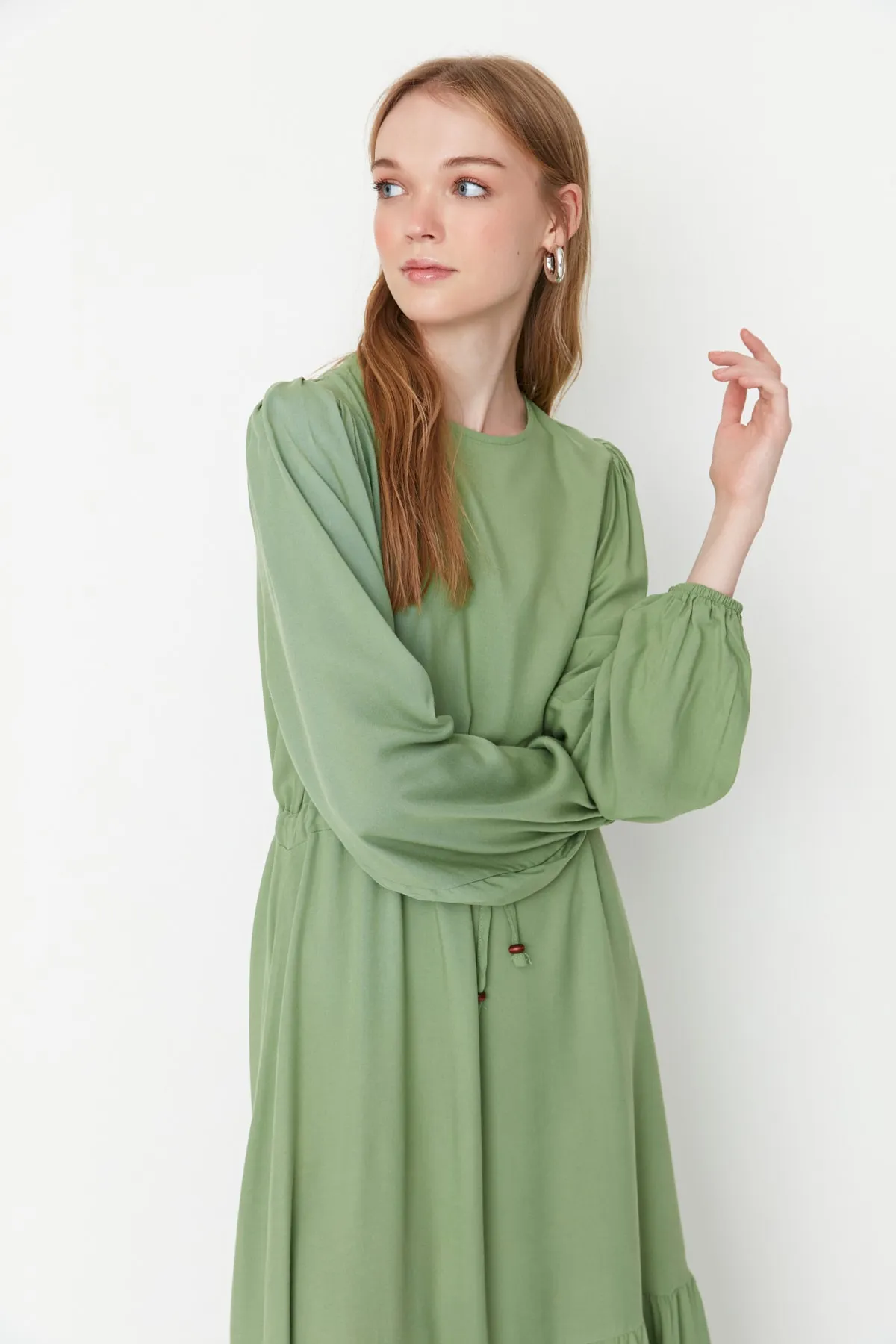 Trendyol Modest  Grünes, weit geschnittenes, gewebtes Kleid mit Bindedetail in der Taille TCTSS22EB00133