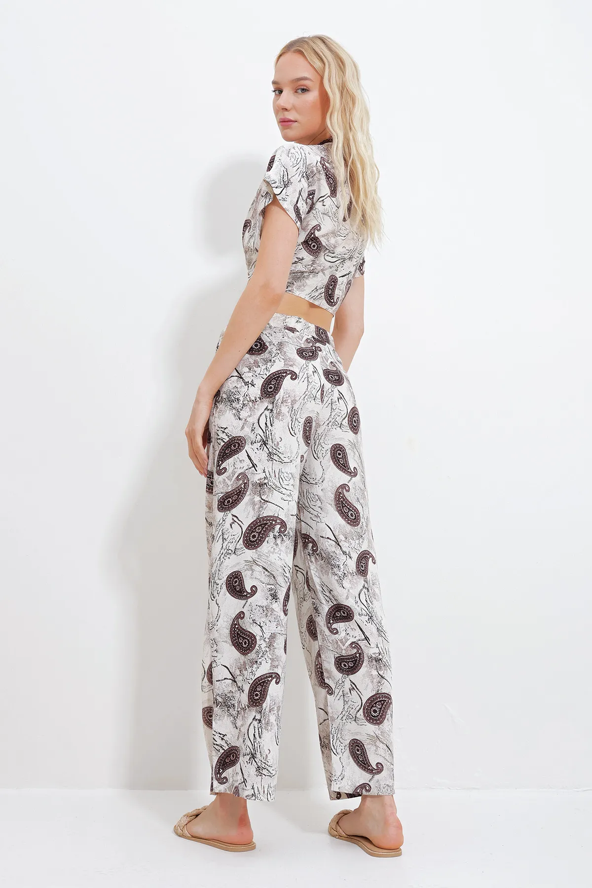 Trend Alaçatı Stili  Damen-Set aus gemusterter, geraffter Crop-Bluse und Taschenhose unten oben, gewebt, Alc-X11745