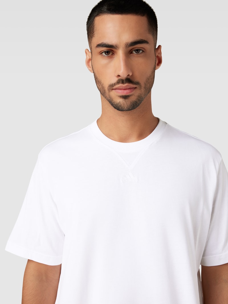 T-Shirt mit Rundhalsausschnitt und Label-Stitching in weiß
