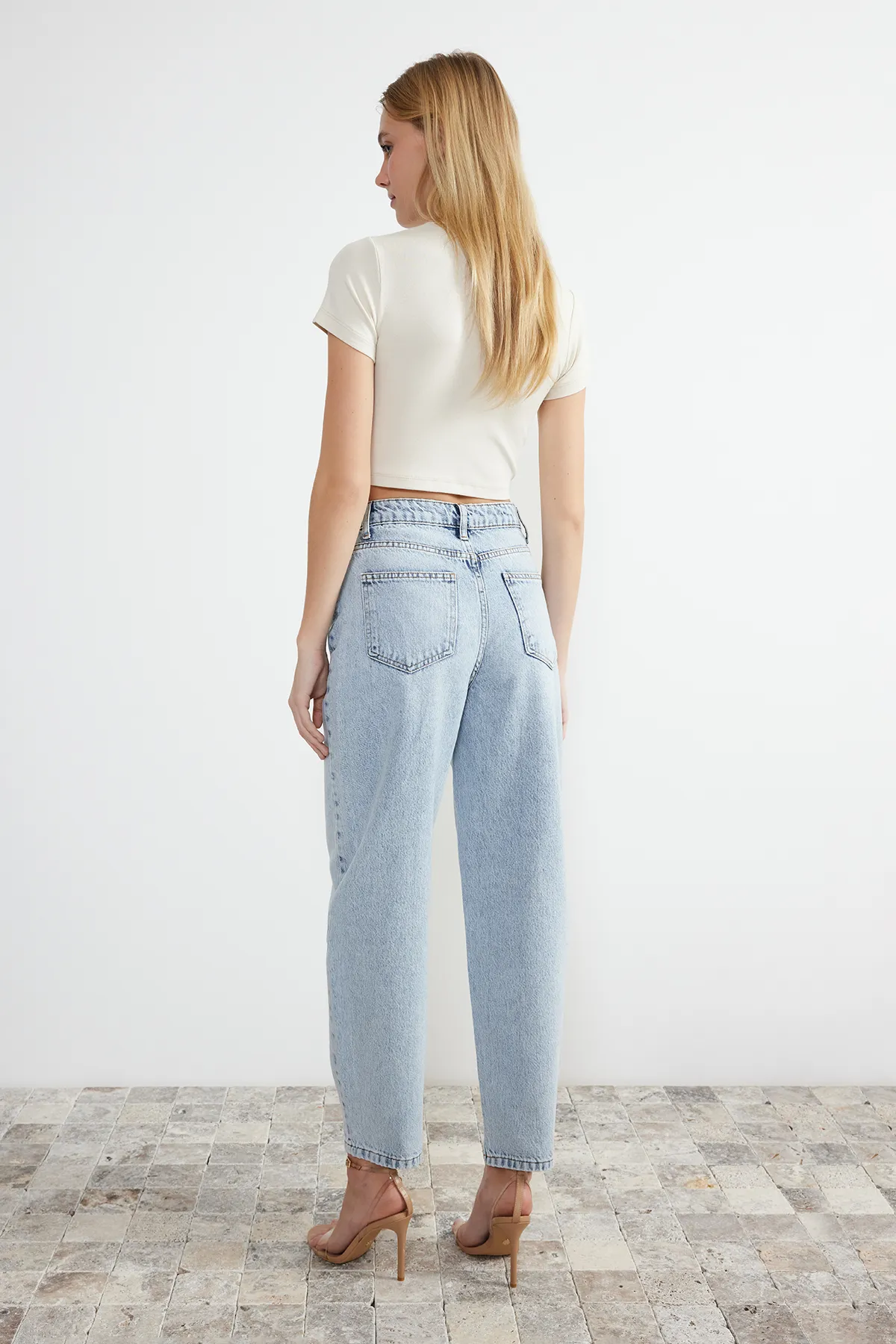 Trendyol Collection  Hellblaue Barrel-Jeans mit hoher Taille TWOSS24JE00113