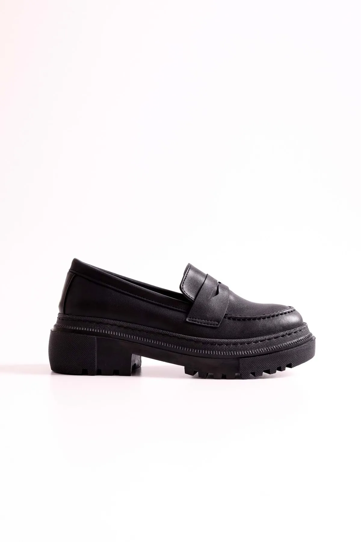 Shoeberry  Damen Motto Black Skin Loafer mit dicker Sohle Black Skin