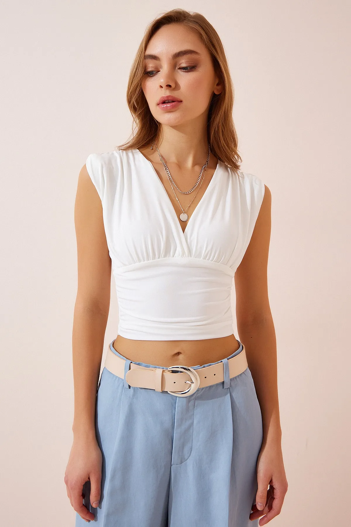 Happiness İstanbul  Ecrufarbene, kurz geschnittene Sandy-Strickbluse mit tiefem V-Ausschnitt für Damen BF00039