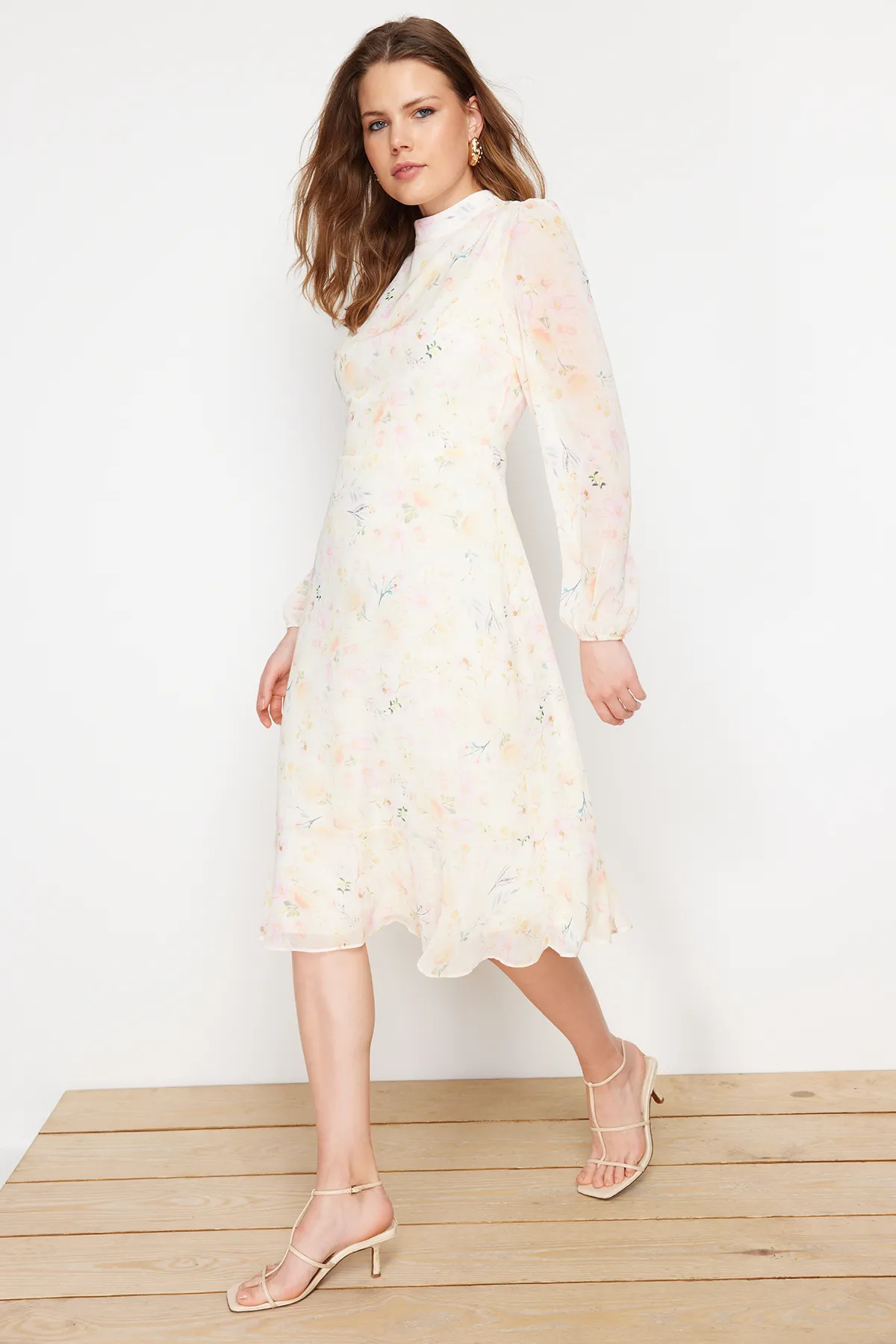 Trendyol Collection  Ecrufarbenes, geblümtes A-Linien-Kleid aus Chiffon mit Stehkragen und Midi-Futter TWOAW20EL1313