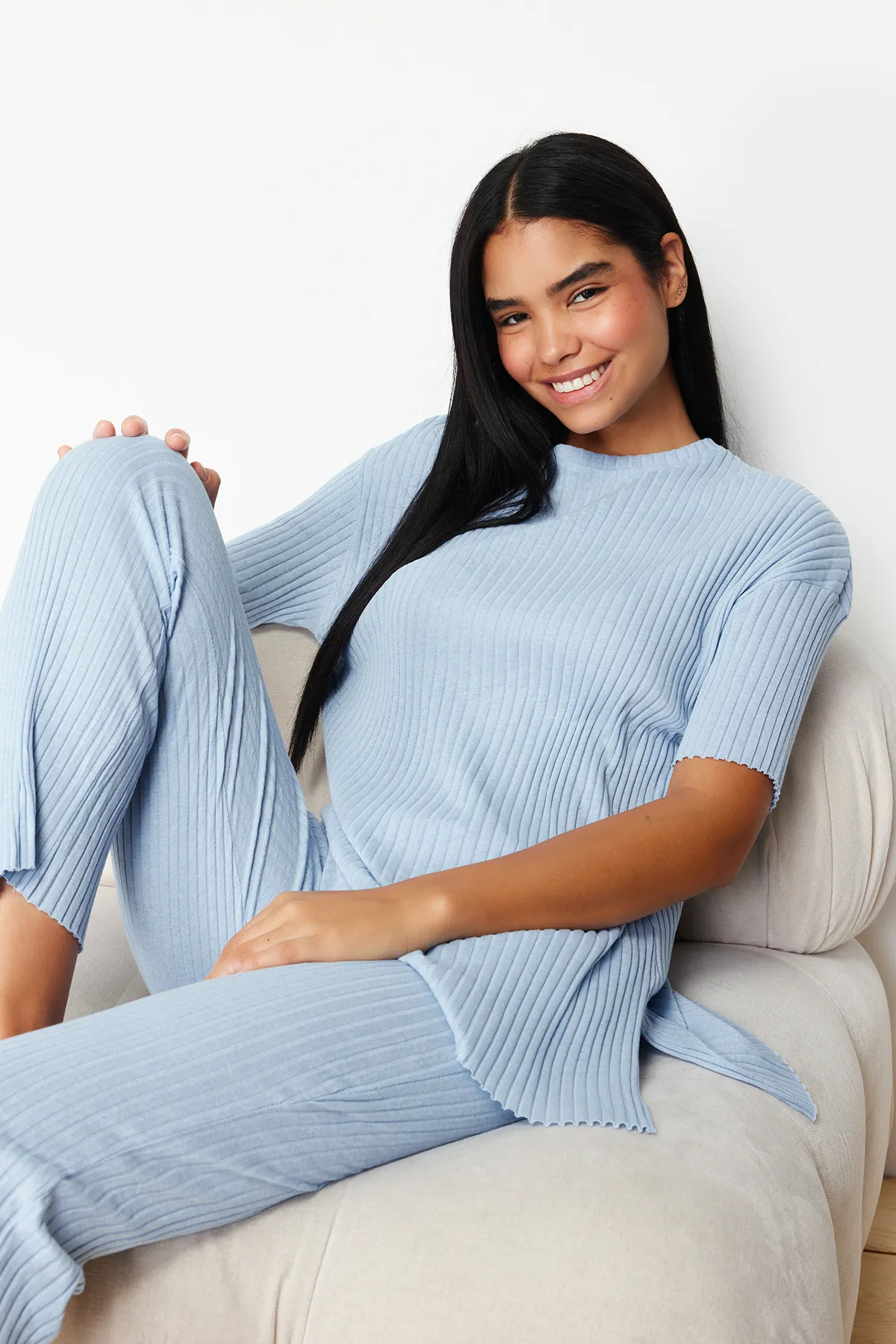 Trendyol Collection  Blaues, gestricktes Pyjama-Set aus schnurgebundener Baumwolle mit Schlitz und detailliertem Muster THMSS24PT00178