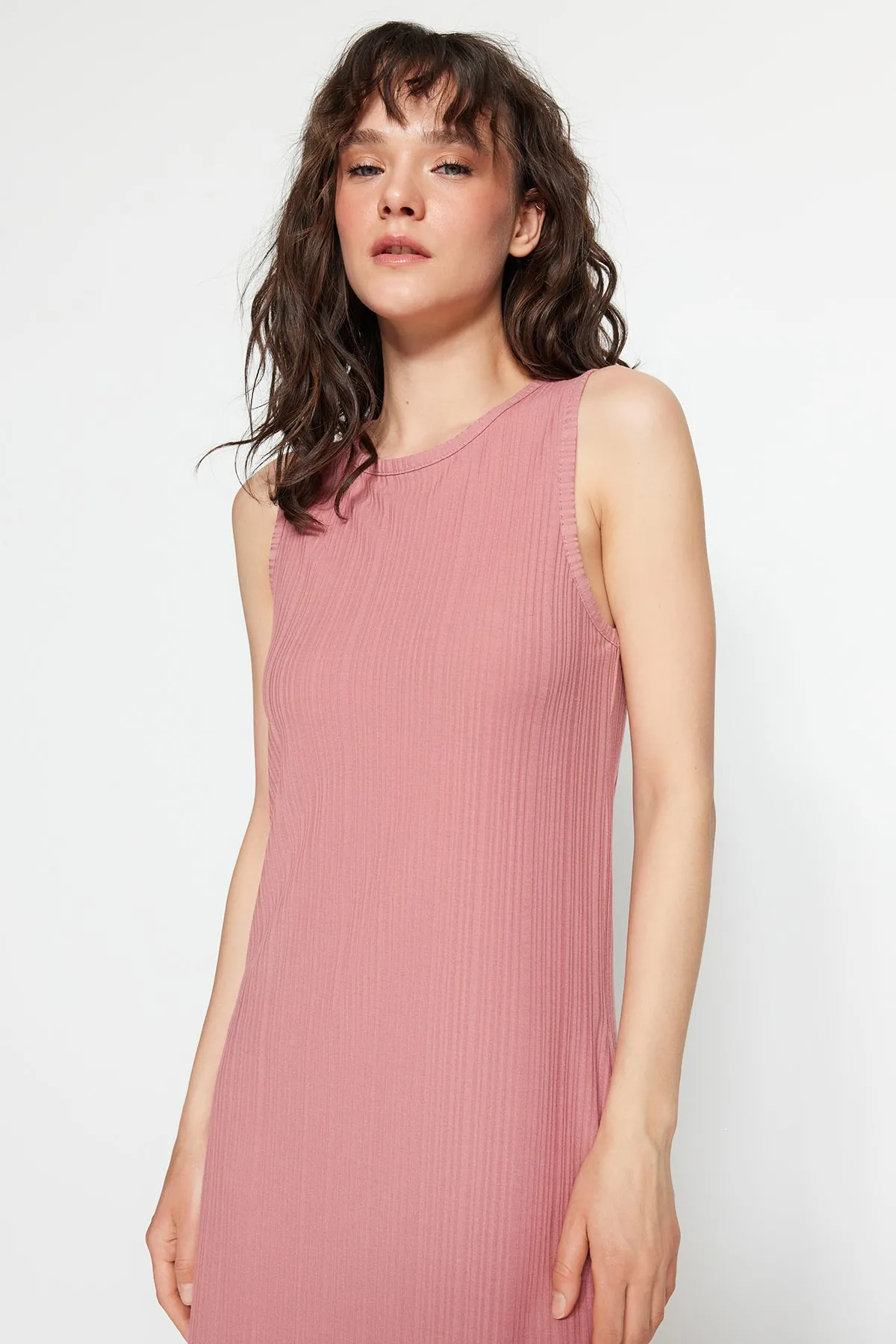 Trendyol Modest  Geripptes ärmelloses Strickkleid mit getrockneten Rosen TCTSS23EB00001