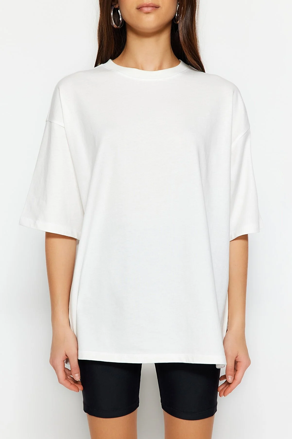 Trendyol Collection  Ecrufarbenes Premium-Strick-T-Shirt mit Rundhalsausschnitt in Übergröße/weiter Passform aus 100 % Baumwolle TWOSS23TS00040