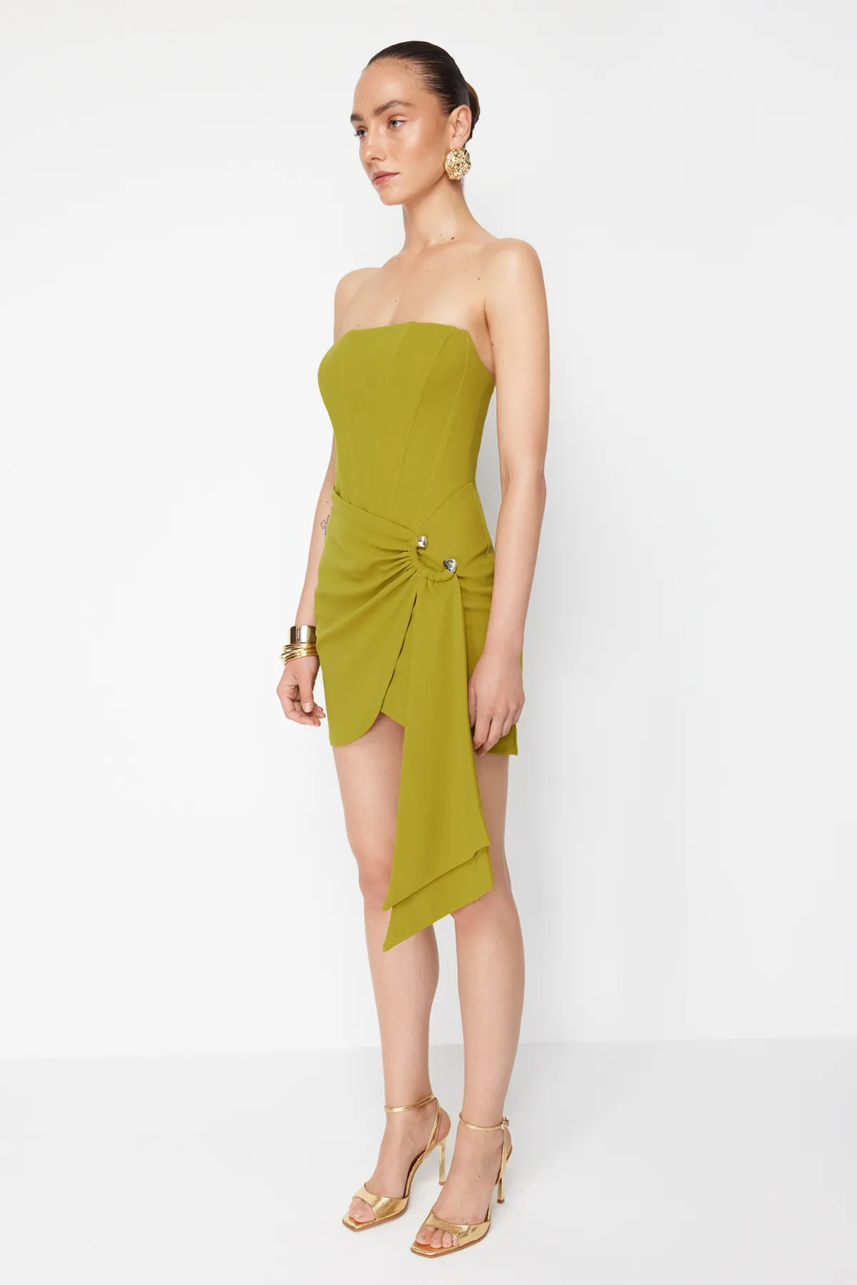 Trendyol Collection  Zeynep Tosun Ölgrünes gestricktes Abendkleid - Accessoire detailliert TCLSS24EL00008