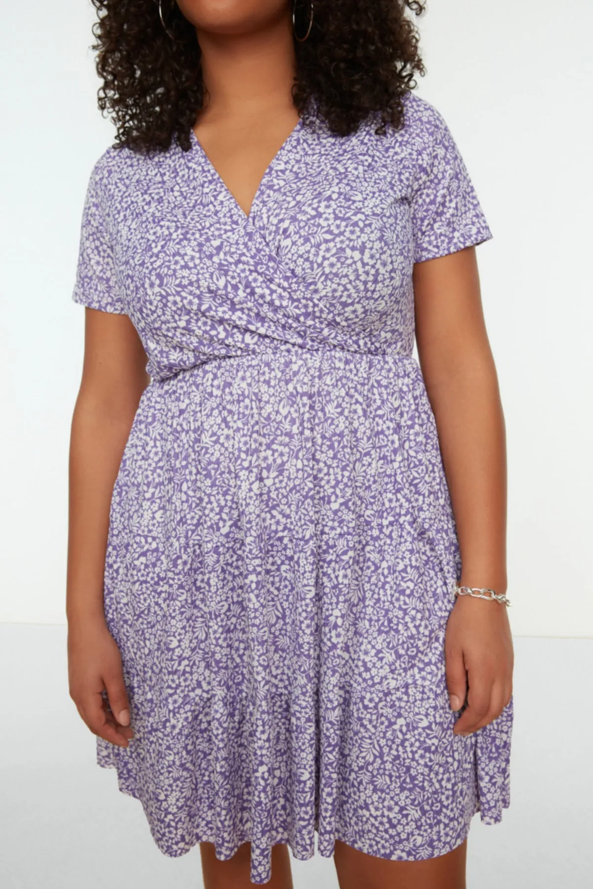Trendyol Curve  Lilafarbenes Strickkleid mit V-Ausschnitt und Blumenmuster TBBSS22EL1638
