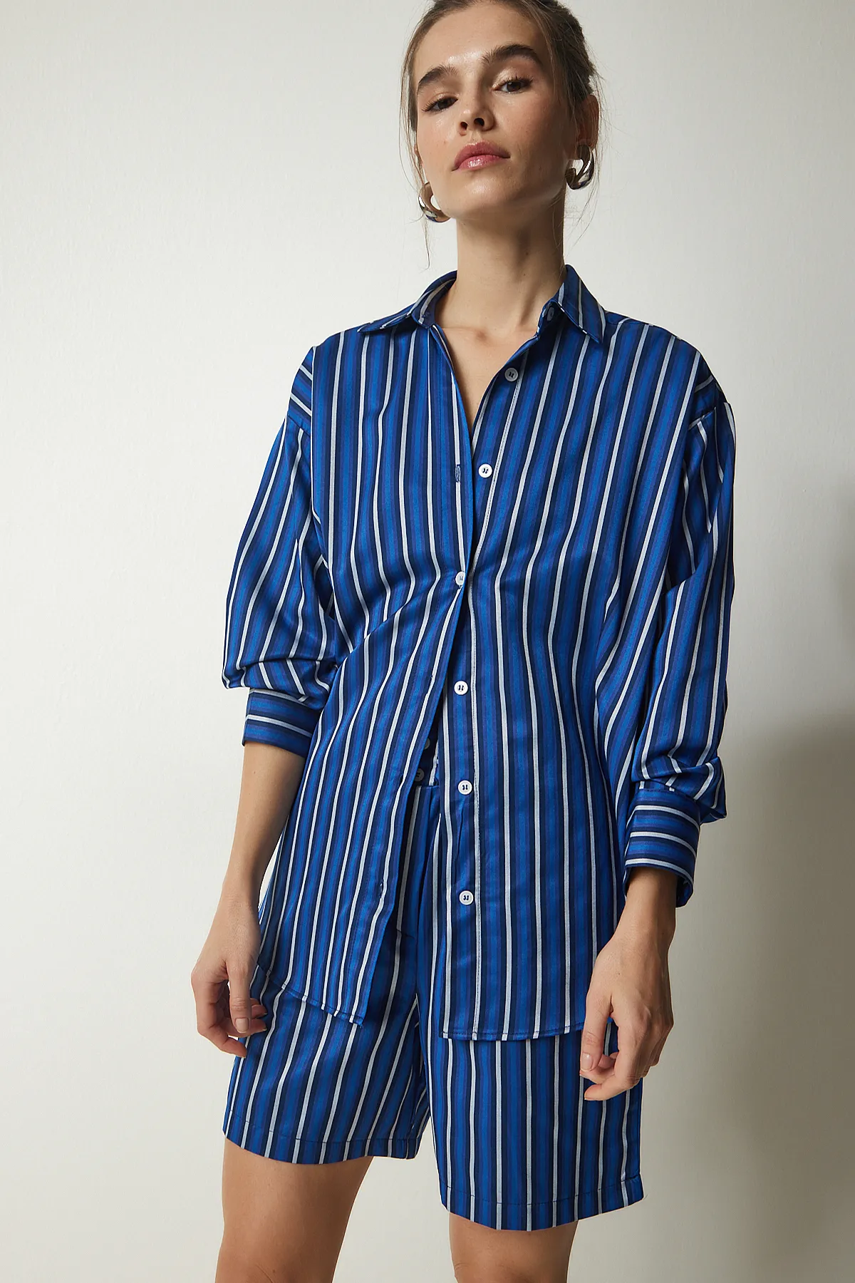 Happiness İstanbul  Blau gestreiftes Hemd-Shorts-Set aus Satin für Damen US00914