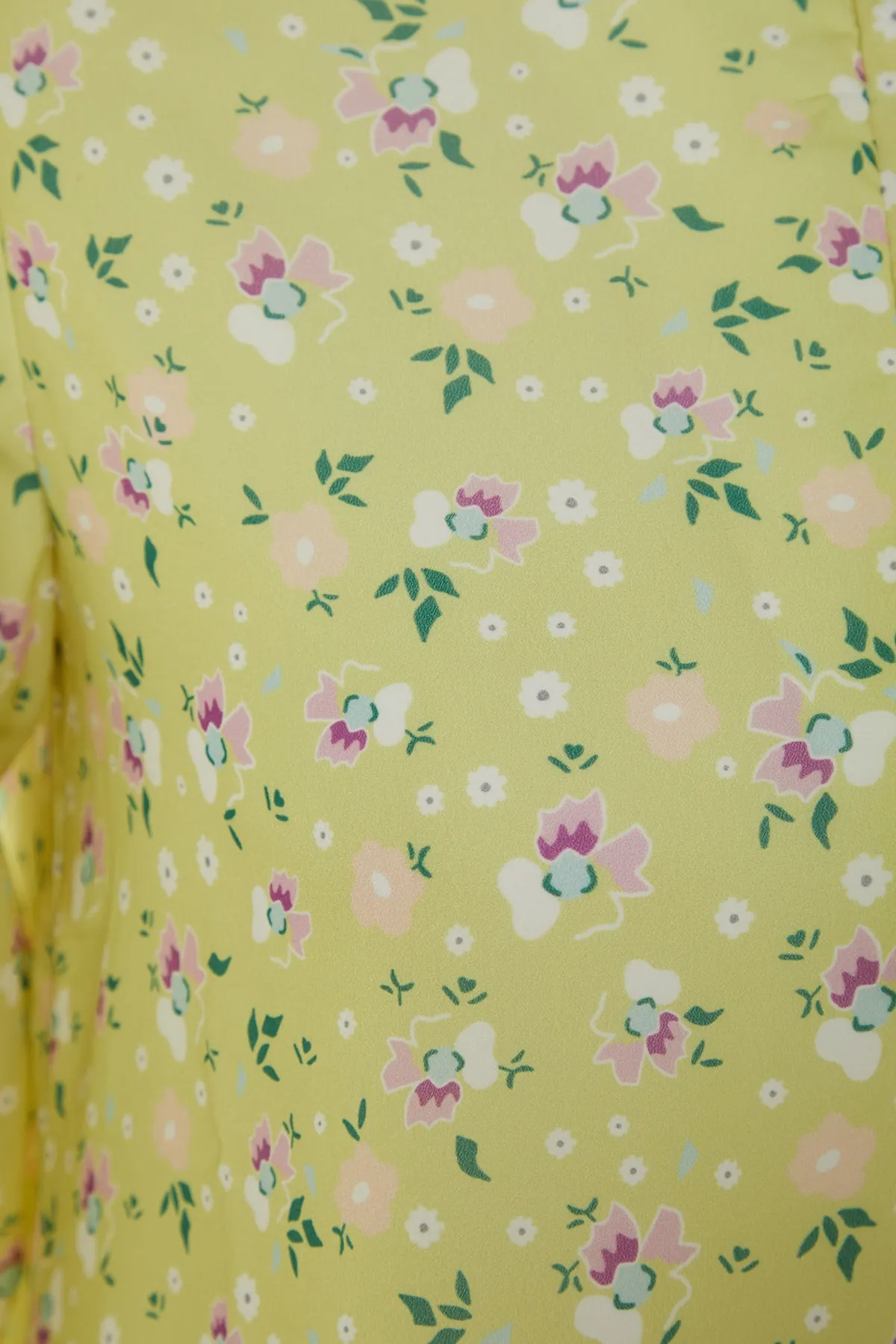 Trendyol Modest  Hellgelbes, gewebtes Kleid mit Blumenmuster, halber Knopfleiste und Rüschenspitze, gefüttert TCTSS21EL3353