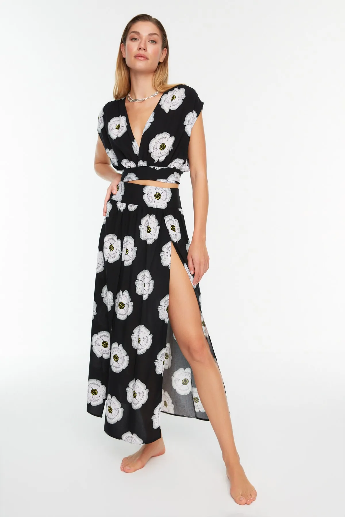 Trendyol Collection  Set aus Oberteil und Unterteil mit floralem Muster und Schlitz TBESS22AU0103