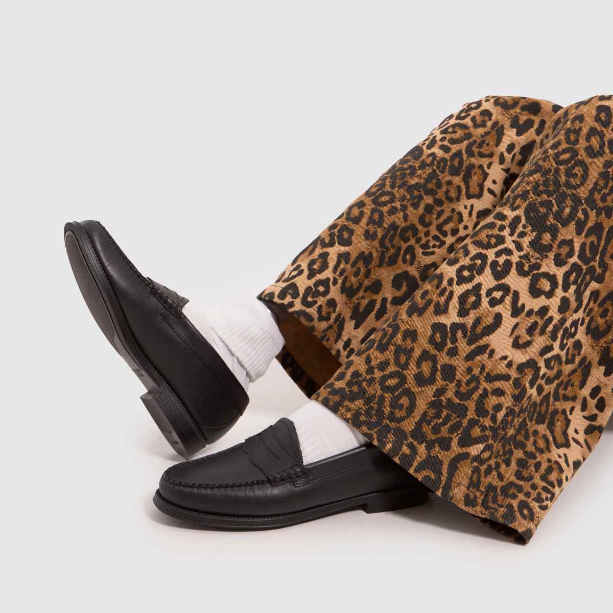 GH BASS – Svarta, enkla och platta loafers med dragkedja