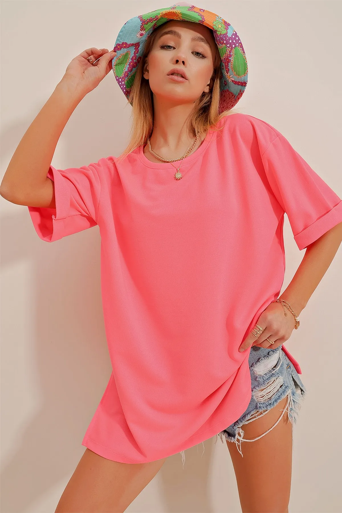 Trend Alaçatı Stili  Damen-T-Shirt in Bonbonrosa mit Rundhalsausschnitt, doppelten Ärmeln, zwei Fäden und seitlichen Schlitzen, Oversize-T-Shirt ALC-X7871