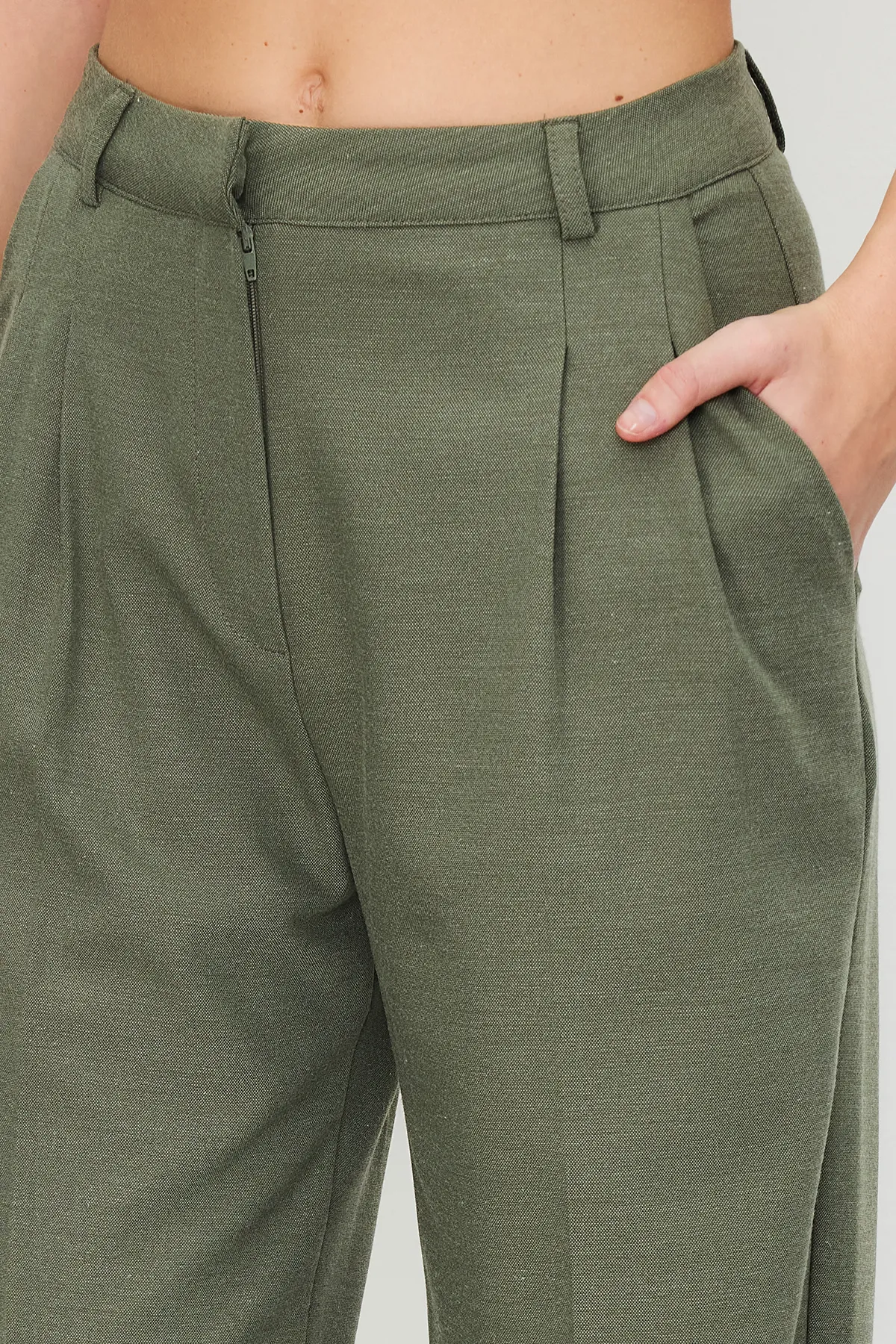 Trendyol Collection  Mintfarbene, gerade/gerade geschnittene, plissierte Webhose in limitierter Auflage TWOAW23PL00401