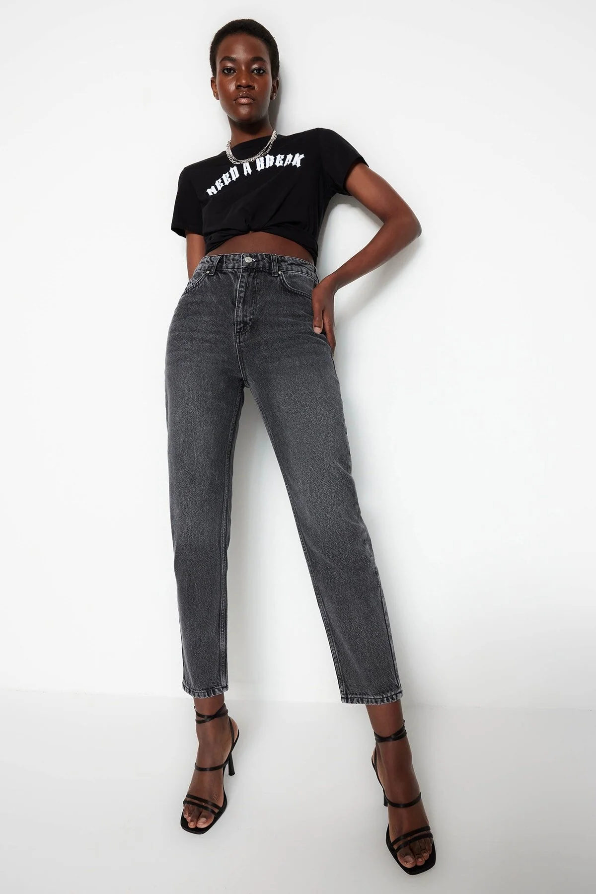 Trendyol Collection  Anthrazitfarbene Mom-Jeans mit hoher Taille TWOSS23JE00085
