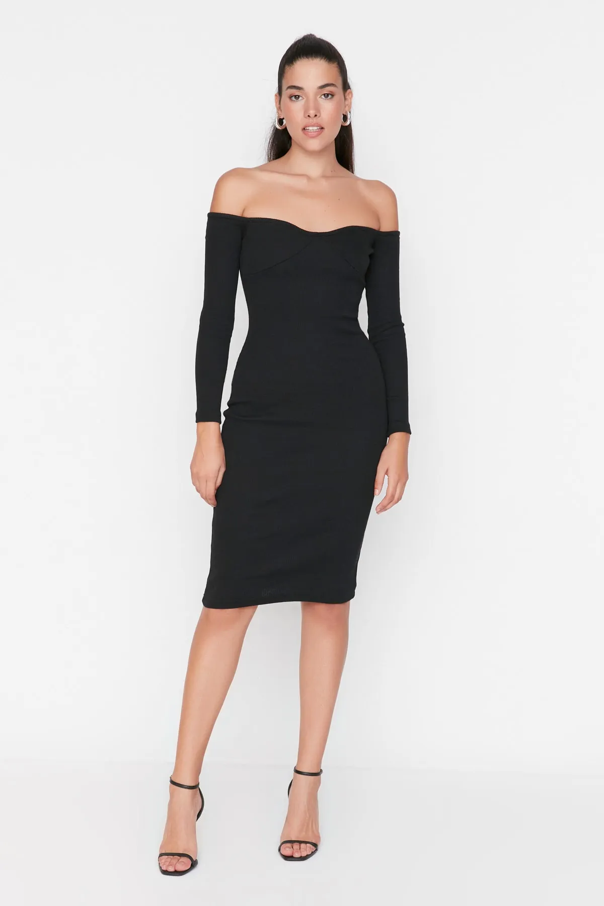 Trendyol Collection  Schwarzes, tailliertes, geripptes, dehnbares Midi-Strickkleid mit herzförmigem Ausschnitt TWOAW23EL00047