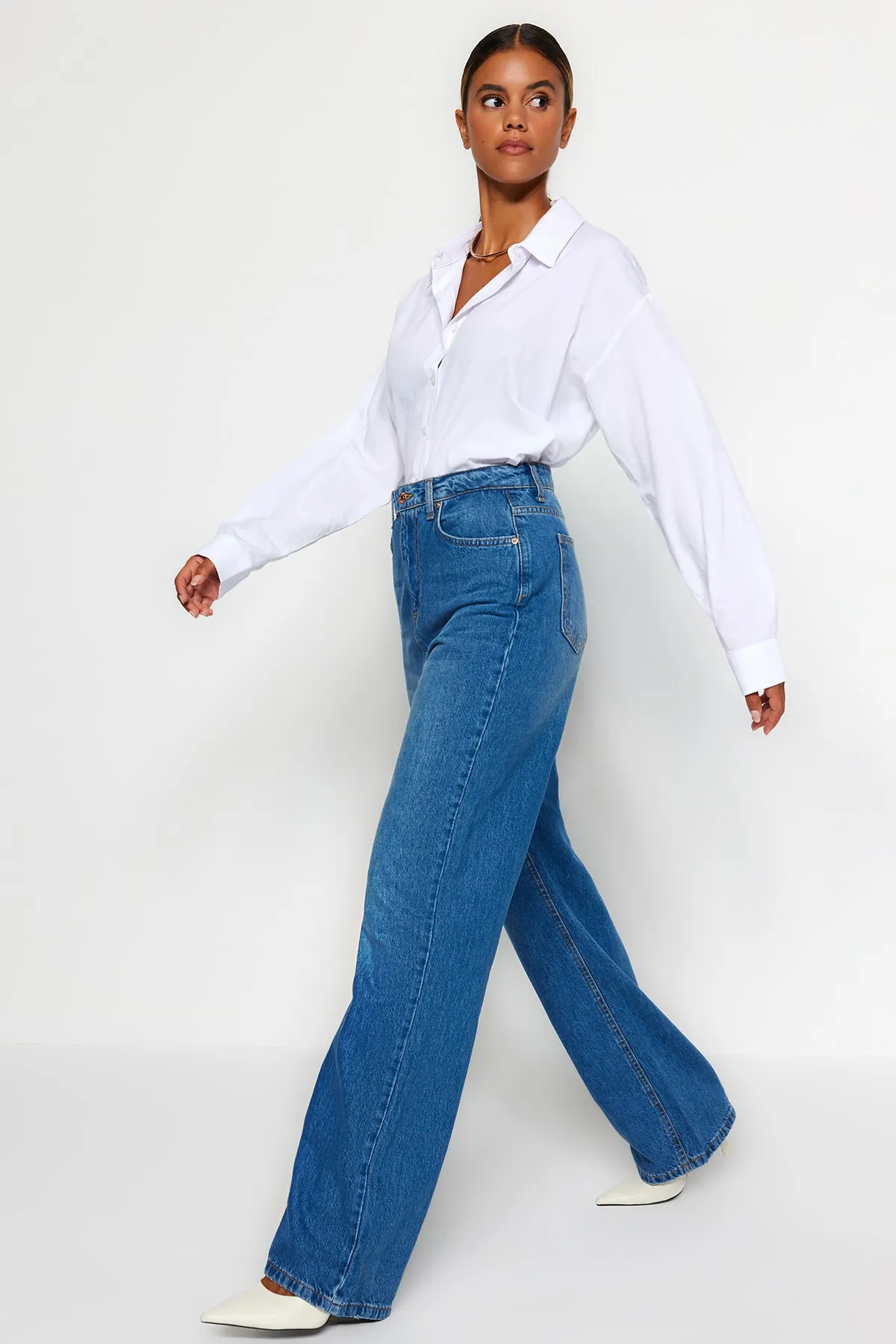 Trendyol Collection  Blaue Jeans mit hoher Taille und weitem Bein und Detail TWOSS22JE0675