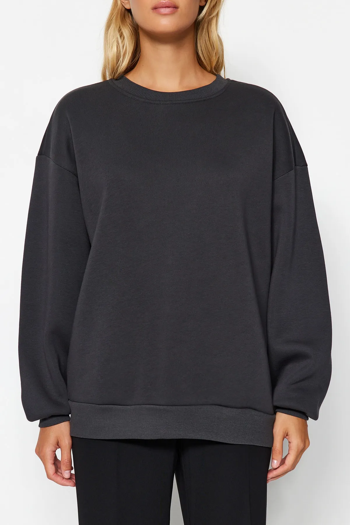 Trendyol Collection  Anthrazit Oversize/Bequemer Schnitt Basic Rundhals Dick/Innen Fleece Strick Sweatshirt TWOAW24SW00102