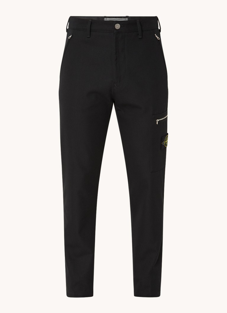 Pantaloni Stone Island 32503 slim fit, cu logo și buzunare cu fermoar.