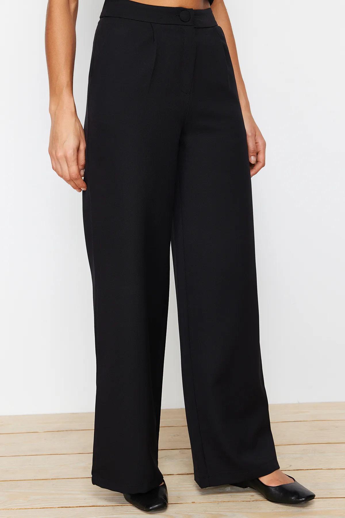 Trendyol Collection  Schwarze plissierte Webhose mit weitem Bein TWOSS21PL0189