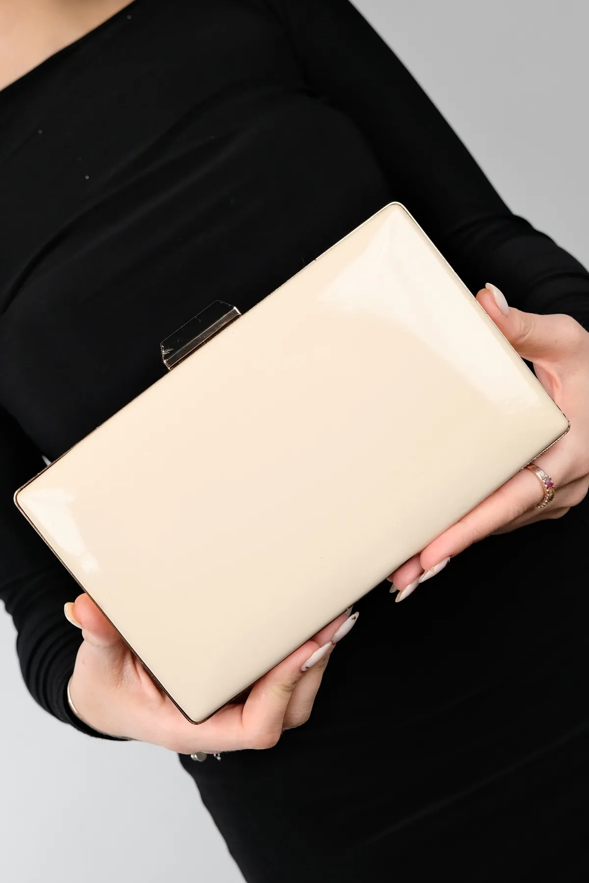 LuviShoes  DESTINY Abendtasche aus dunkelbeige Lackleder für Damen