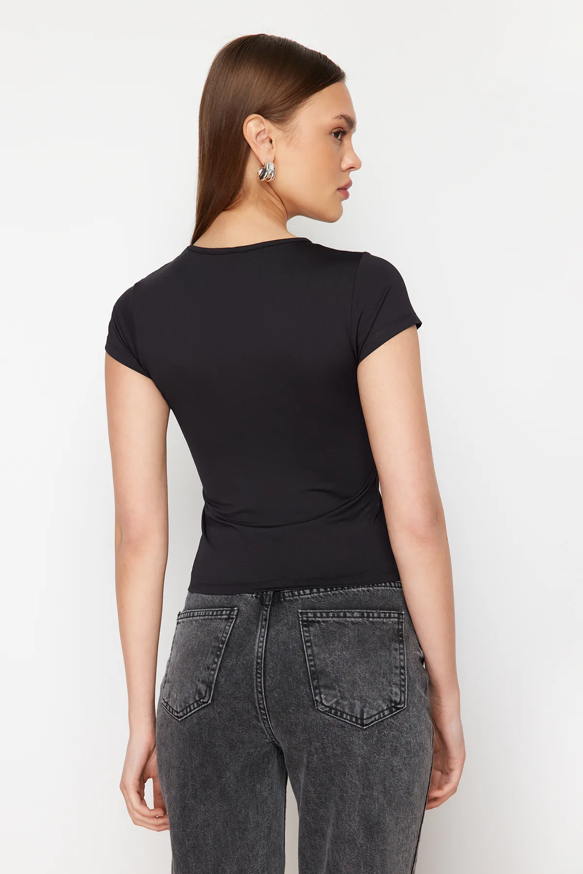 Trendyol Collection  Schwarzes tailliertes T-Shirt aus Polyamid mit Rundhalsausschnitt – super dehnbar, kurze Ärmel TWOSS24TS00238