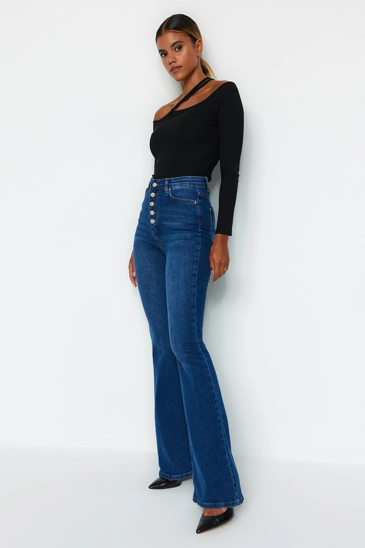 Trendyol Collection  Blaue Schlagjeans mit hoher Taille und Knopfleiste vorne TWOSS20JE0111