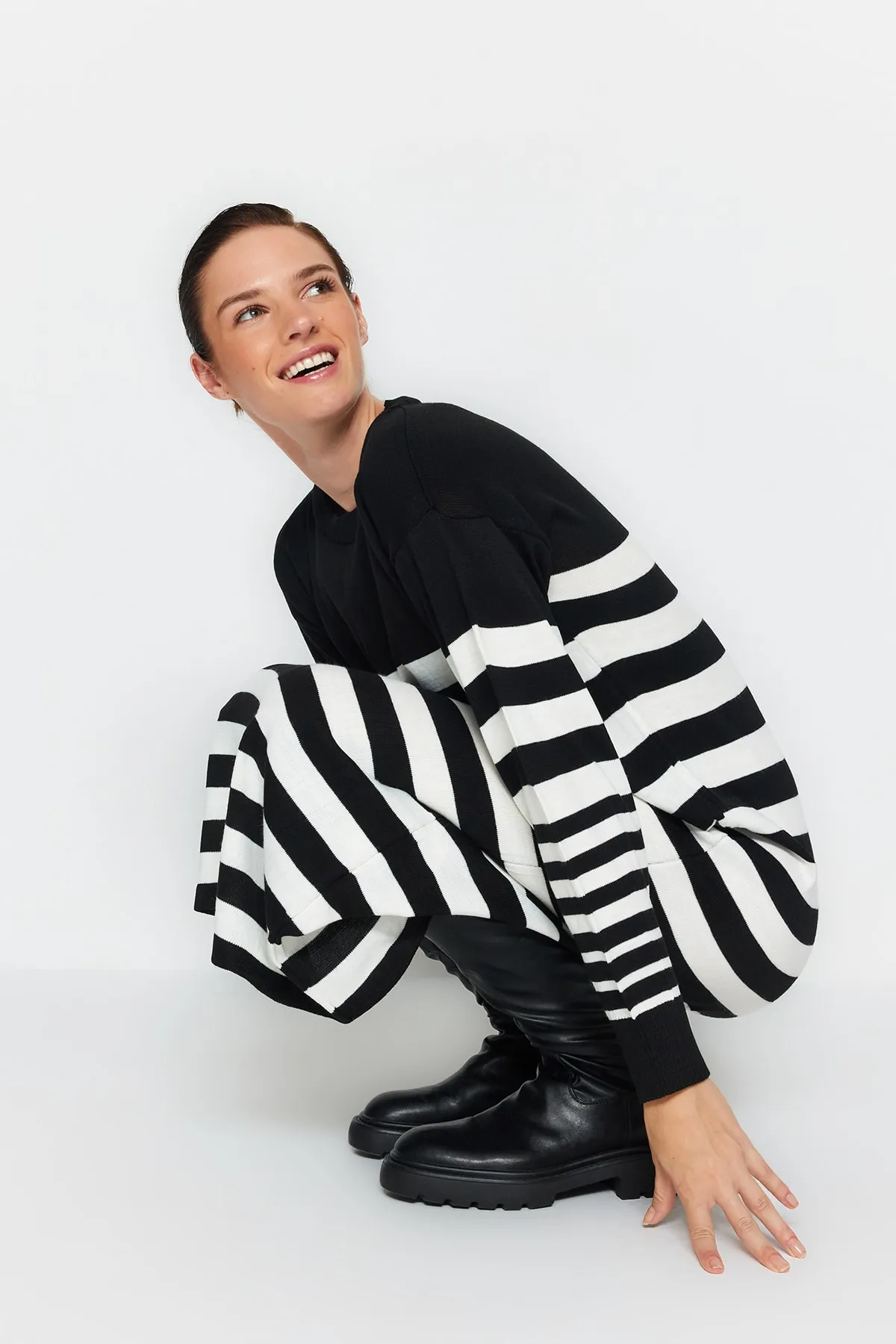 Trendyol Modest  Schwarz-weiß gestreiftes langes Strickkleid TCTAW24EB00020