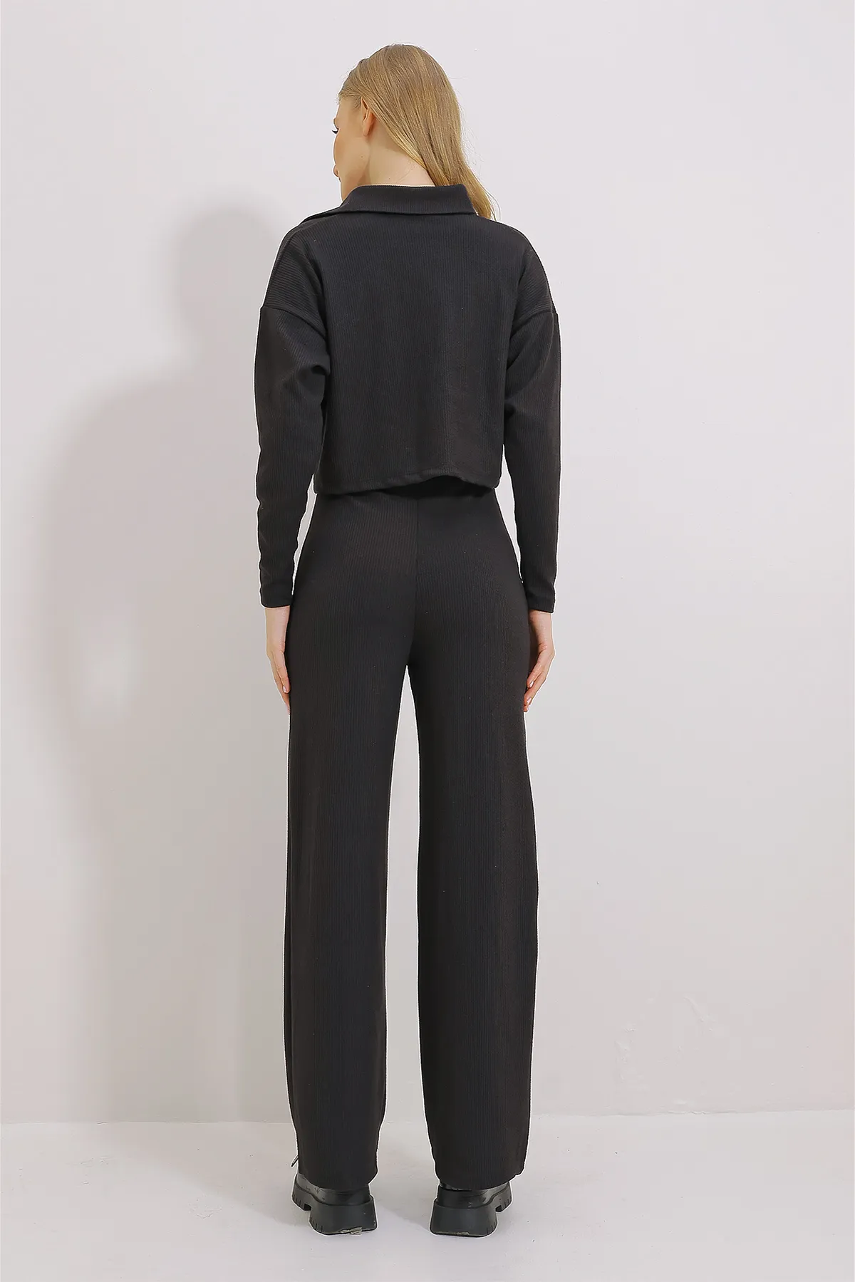 Trend Alaçatı Stili  Schwarzes Damen-Doppelset aus kurzem Strickhemd und Palazzo-Hose „Thessaloniki“ ALC-X11443