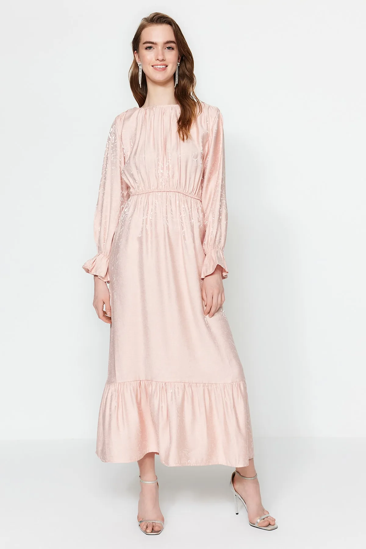 Trendyol Modest  Hellrosa Abendkleid mit selbstgemustertem Raffdetail TCTSS23DB00035