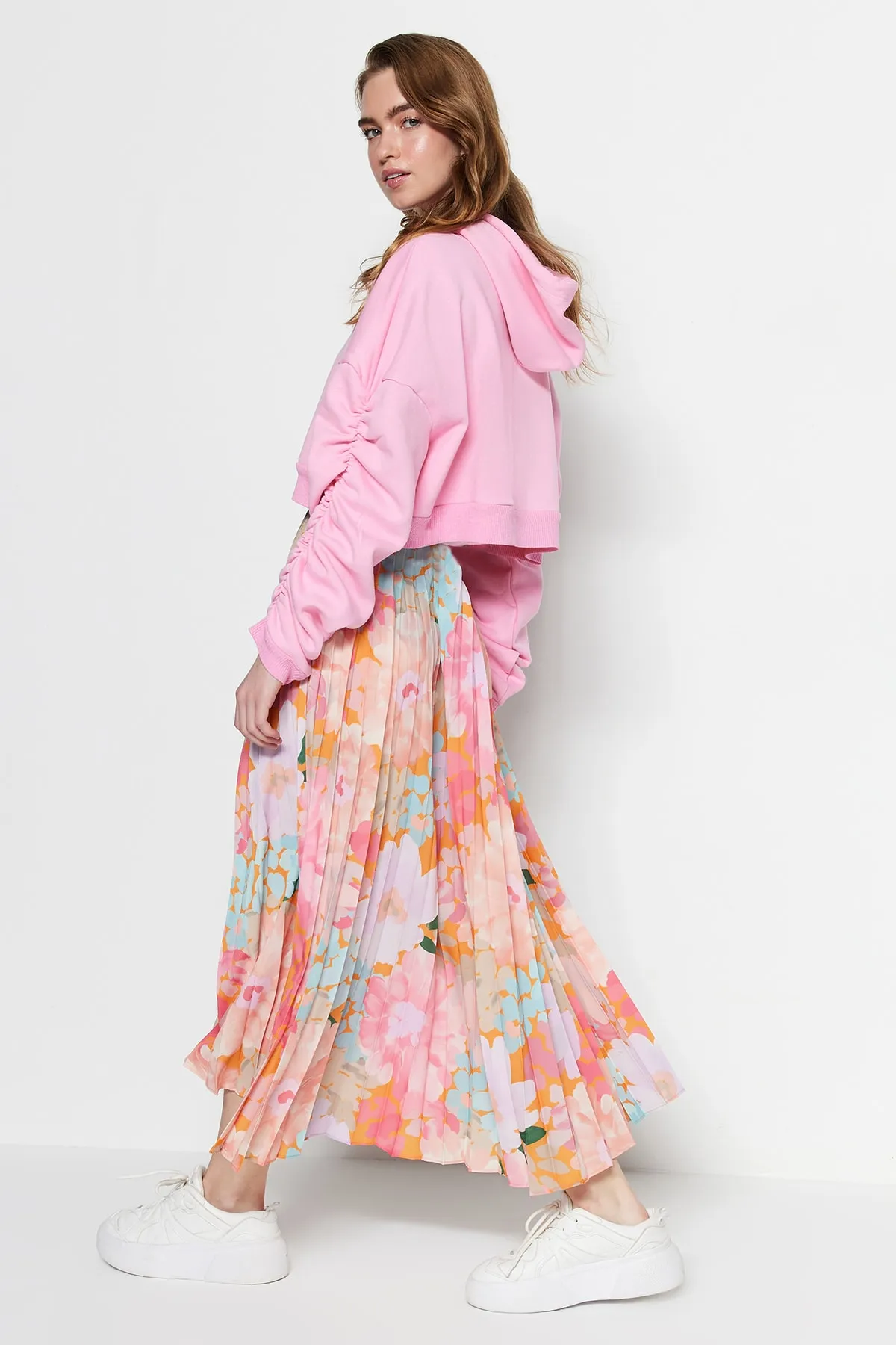 Trendyol Modest  Mehrfarbiger, plissierter Webrock mit Blumenmuster und elastischem Bund TCTSS23EE00018