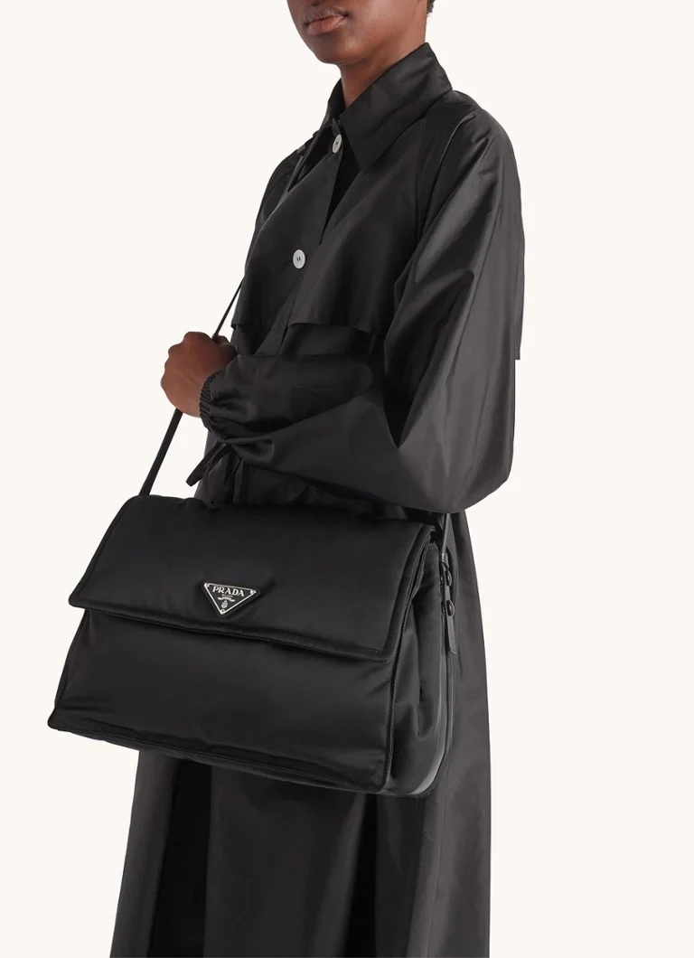 Prada Re-Nylon Suuri pehmustettu olkalaukku